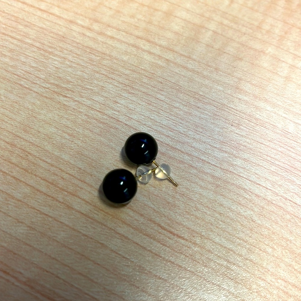 Onyx Stud Earring 18k real gold . Silicon clasp. Doesn’t accept return